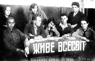 1935 год. Собрание комсомольской ячейки 9-А класса школы № 4 (сейчас №5, находится на пересечении улиц Гоголя и Тургенева).
