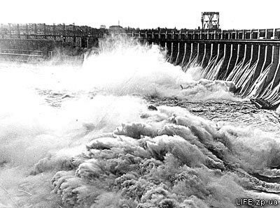 50-е годы, бурлящие потоки возле плотины Днепрогэса.