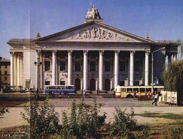 Фото центрального входа театра им. Магара, а тогда в 80-е - им.Щорса