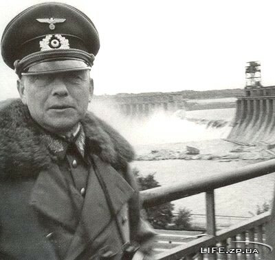 Пауль Людвиг Эвальд фон Клейст - командующий первой танковой армией на южном направлении на фоне взорванной, при отступлении, советскими войсками плотины Днепрогэса