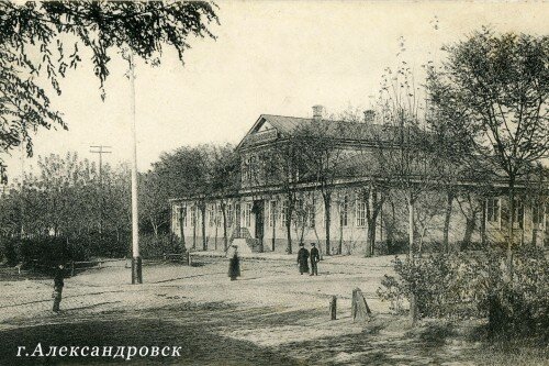 Город Александровск. Высшее начальное училище на Гоголевской улице (здание сохранилось).