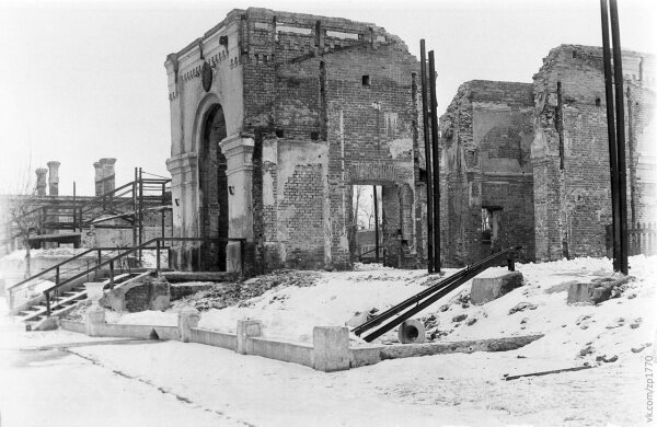 Здание вокзала железнодорожной станции Запорожье-1, разрушенное во время Второй мировой войны, фото 1944 г.