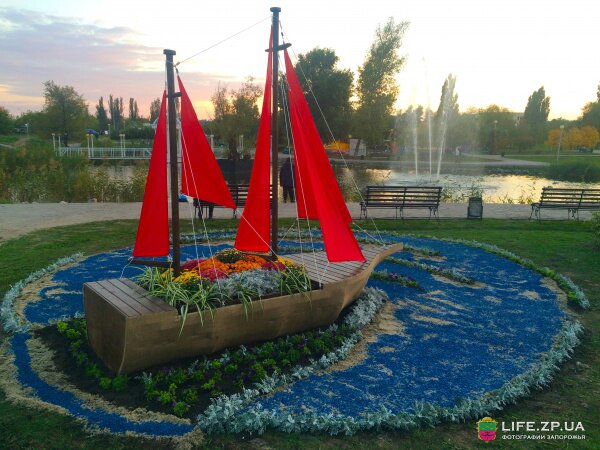 Корабль среди цветов в центра вознесеновского парка