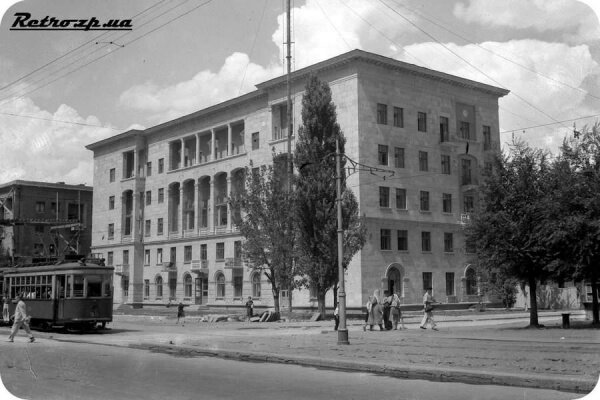 Здание построено в 1949 году. Архитектор Блиндер (г. Харьков). Остановка "Концертный зал имени Глинки" - детская поликлиника.